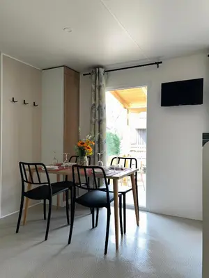 Una televisión o centro de entretenimiento en Camping Oliana