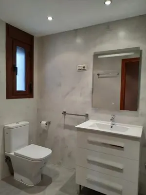 Un baño de Apartamento Sallan Ainsa Ordesa Zona Zero