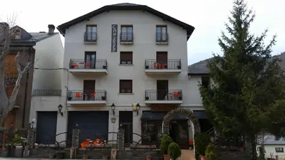 Edificio en el que se encuentra el hostal o pensión
