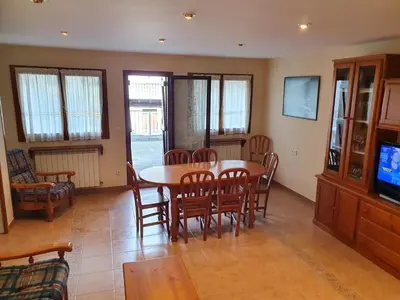 Una televisión o centro de entretenimiento en Casa Duplex La Buhardilla