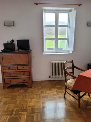 Una televisión o centro de entretenimiento en Posada Sarigarri