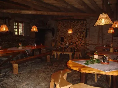 Un restaurante o sitio para comer en Apartamentos wifi Baqueira & Aigüestortes con jardín privado