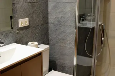 Un baño de Apartamentos Zabalarena Ola