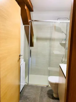 Un baño de Apartamentos Zabalarena Basoa