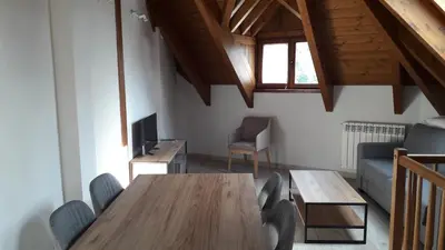 Una televisión o centro de entretenimiento en Apartamentos Casa Trato