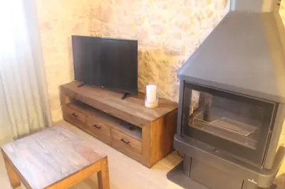 Una televisión o centro de entretenimiento en Masia Rural L'Hort de Maso
