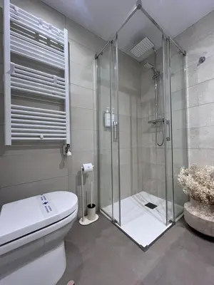 Un baño de El Balcón del Ebro by Alogest- Vistas, piscina y 2 parking