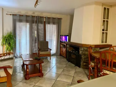 Una televisión o centro de entretenimiento en La Fusteria del Casat