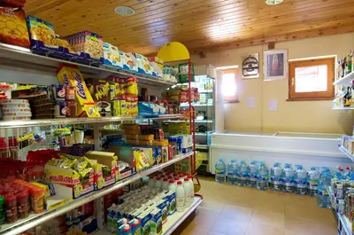 Supermercado u otro tipo de tienda en el camping resort o alrededores