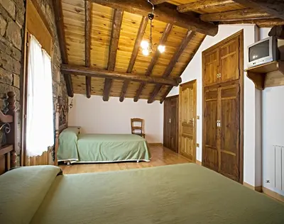 Una televisión o centro de entretenimiento en Apartamentos Casa Buisan