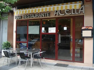 Un restaurante o sitio para comer en Pensión Room Pamplona