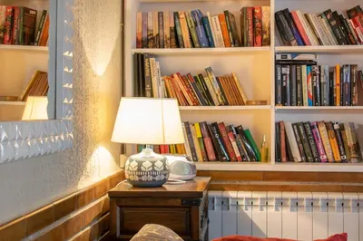 Biblioteca en el chalet de montaña