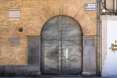 Fachada o entrada de El Palacio de Argensola by Alogest