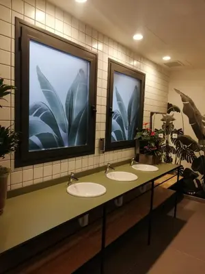 Una televisión o centro de entretenimiento en VTZ The Botanic Hostel