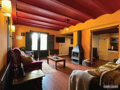 Una televisión o centro de entretenimiento en Apartamentos dúplex en Casa Rural Fundanal en Hoz de Jaca