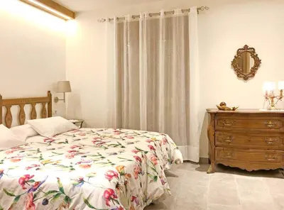 Cama o camas de una habitación en Spacious House in Cretas with Mountain View