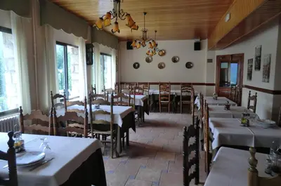 Un restaurante o sitio para comer en Pension Malida