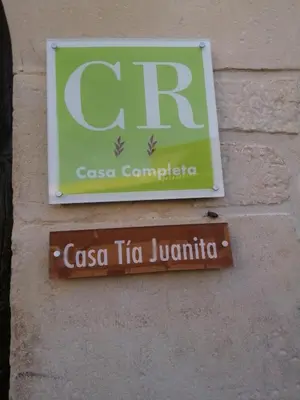 Certificado, premio, señal o documento que está expuesto en Casa tia Juanita