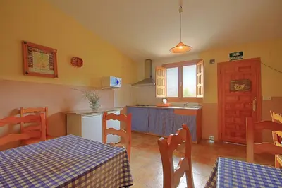 Una cocina o zona de cocina en Albergue Barranc de la Serra