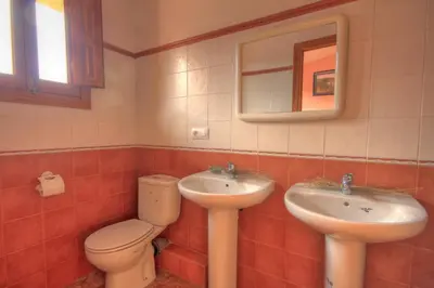 Un baño de Albergue Barranc de la Serra