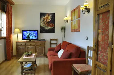 Una televisión o centro de entretenimiento en Apartamentos Los Pirineos - Atencion personal