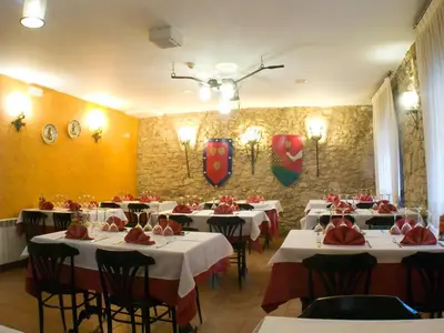 Un restaurante o sitio para comer en Fonda Bohemia Riuot