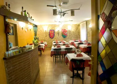Un restaurante o sitio para comer en Fonda Bohemia Riuot