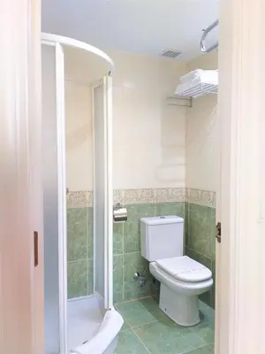 Un baño de Hostal Meson Del Barro - Alojamientos Pamplona