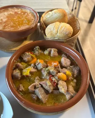 Comida en o cerca of this country house