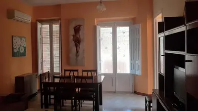 Una televisión o centro de entretenimiento en Piso romantico y espacioso