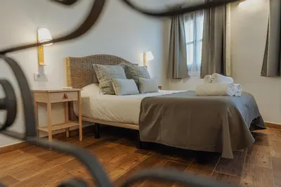 Cama o camas de una habitación en Apartamentos Destino Alquézar