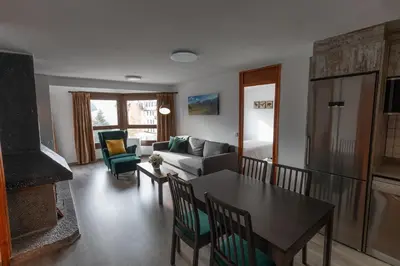 Zona de estar de Anayet - Plaza del Reloj en FORMIGAL - by PIRINEOS 360