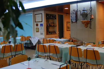 Un restaurante o sitio para comer en Hostal Victor