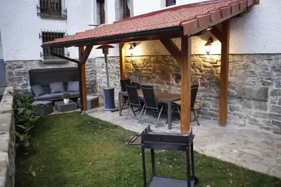 Un patio o zona al aire libre en Aizkolarienea