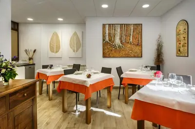 Un restaurante o sitio para comer en Hostal Bosque de Gamueta
