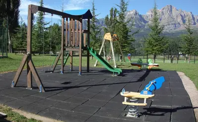 Zona de juegos infantil en Bonita stay B Paz:Casa grande, Piscina, BBQ,Fibra