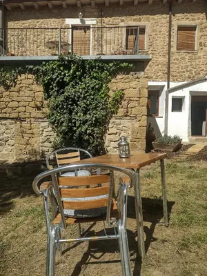 Jardín al aire libre en El Desván del Campanero apartamento con jardín