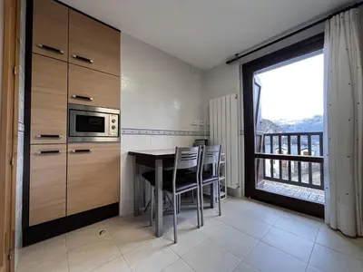 Una cocina o zona de cocina en Escarra - Reformado, acogedor y luminoso, con garaje cubierto y ascensor BY PIRINEOS 360