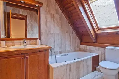 Un baño de Salardu casa aranesa Cardenal