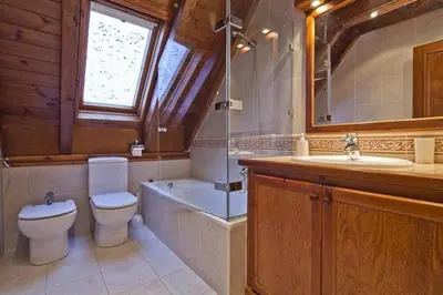 Un baño de Salardu casa aranesa Cardenal