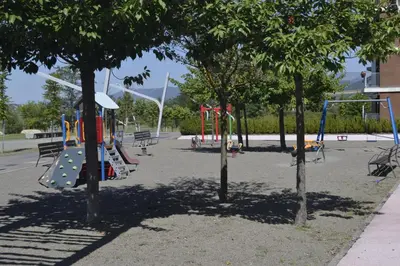 Zona de juegos infantil en Apartamento Las Margas Golf Pirineo Aragones