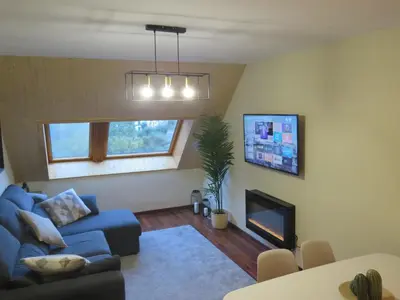 Una televisión o centro de entretenimiento en Ático Dúplex reformado con vistas a la montaña