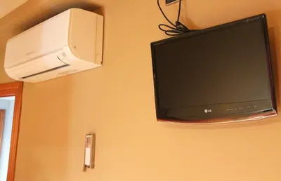 Una televisión o centro de entretenimiento en Hostal Cafeteteria Goya