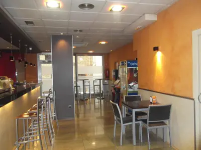 Un restaurante o sitio para comer en Hostal Cafeteteria Goya