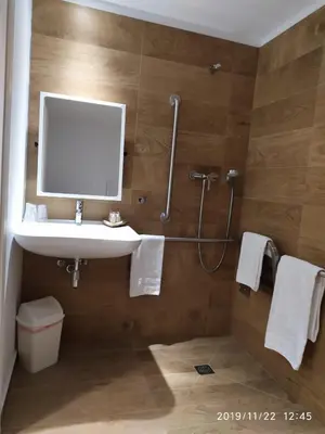 Un baño de Epsilon Alcañiz Hotel