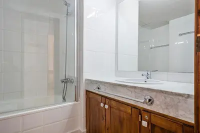 Un baño de Luderna - Apartamento Tanau A1 Esquirós