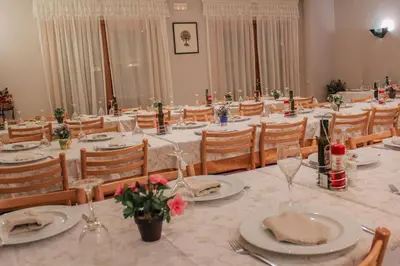 Un restaurante o sitio para comer en Hotel Saloria