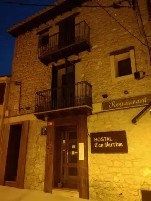 Edificio en el que se encuentra el hostal o pensión