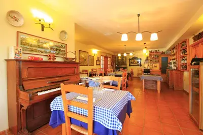 Un restaurante o sitio para comer en Mas Del Cigarrer Allotjament Rural