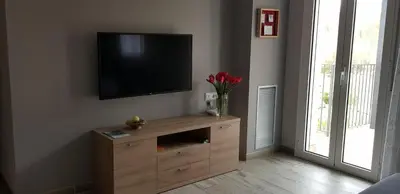 Una televisión o centro de entretenimiento en CAL BAR